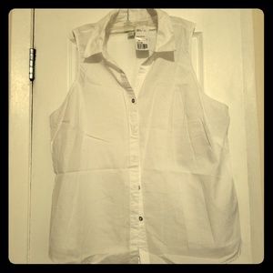 Women's sleeveless button-up shirt